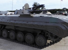 BMP Schützenpanzer fahren in Steinhöfel, Raum Brandenburg