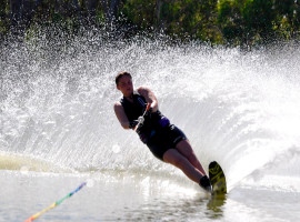 assets/images/activities/freistett-wasserski-fahren/1280_0000_waterskiing-2113947_1920.jpg