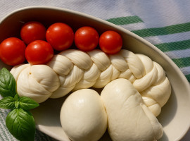 3,5 Std. Mozzarella-Kurs mit begleitenden Weinen in Hamburg-Winterhude