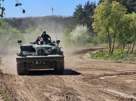Leopard 1 Bergepanzer fahren in Steinhöfel, Raum Brandenburg
